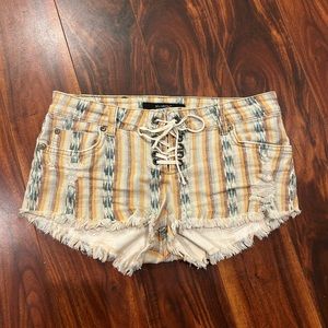 Billabong Lite Hearted Shorts. Size 26